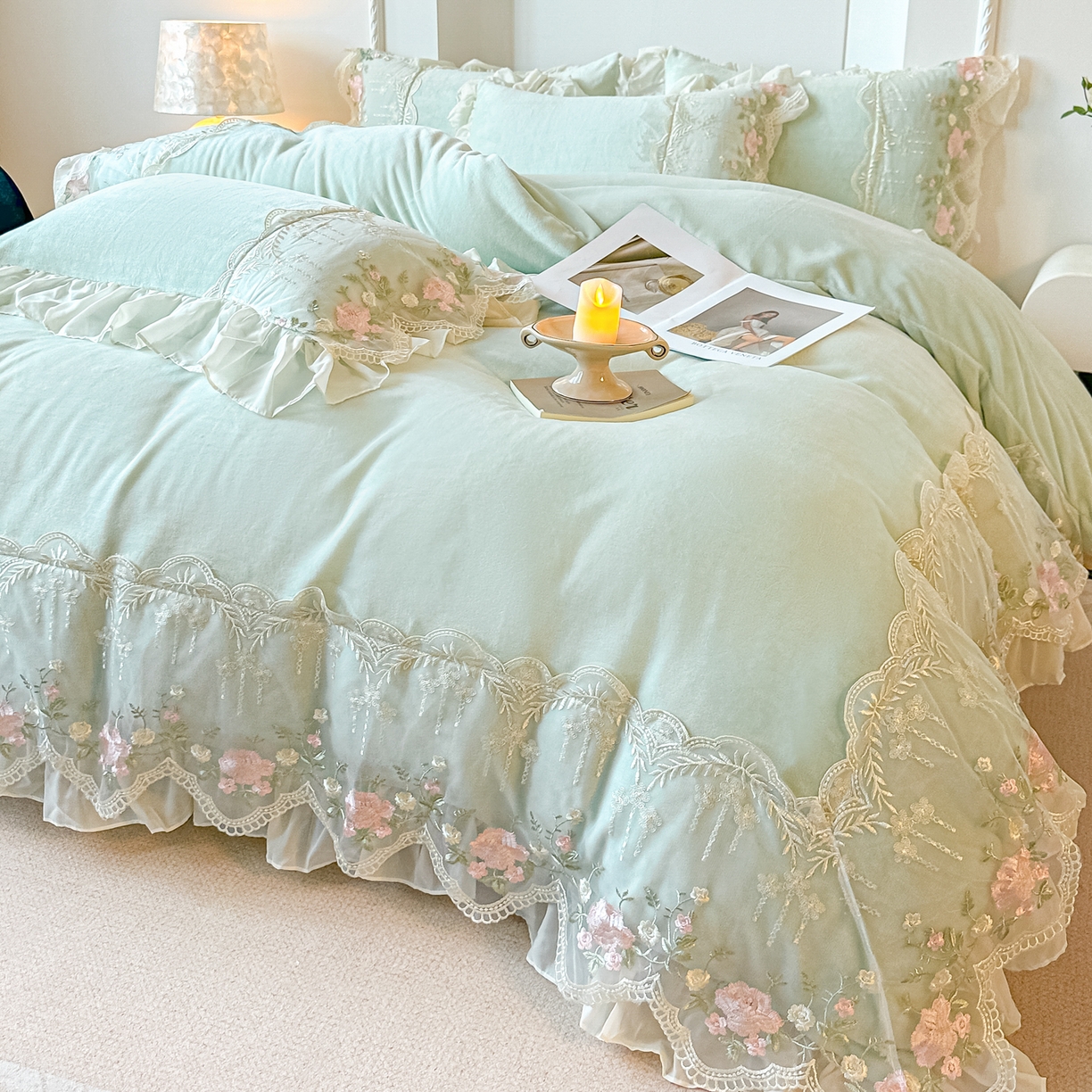 91家纺网 家纺一手货源 找家纺 凯美家居 2025新款A类牛奶绒蕾丝刺绣四件套-锦上添花 锦上添花-浅绿