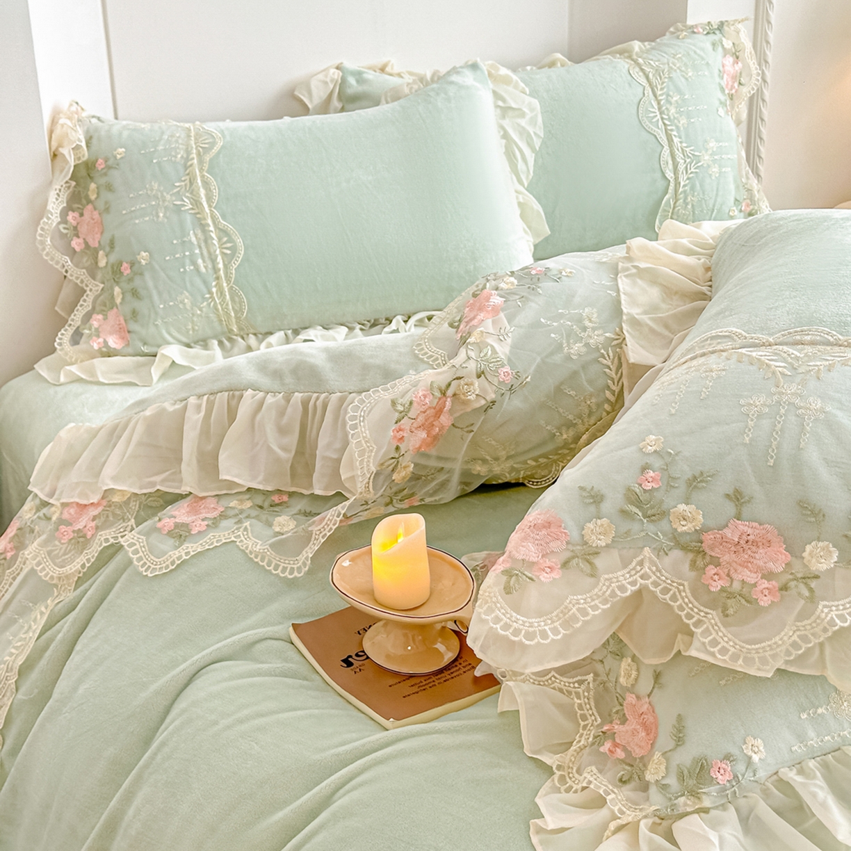 91家纺网 家纺一手货源 找家纺 凯美家居 2025新款A类牛奶绒蕾丝刺绣四件套-锦上添花 锦上添花-浅绿