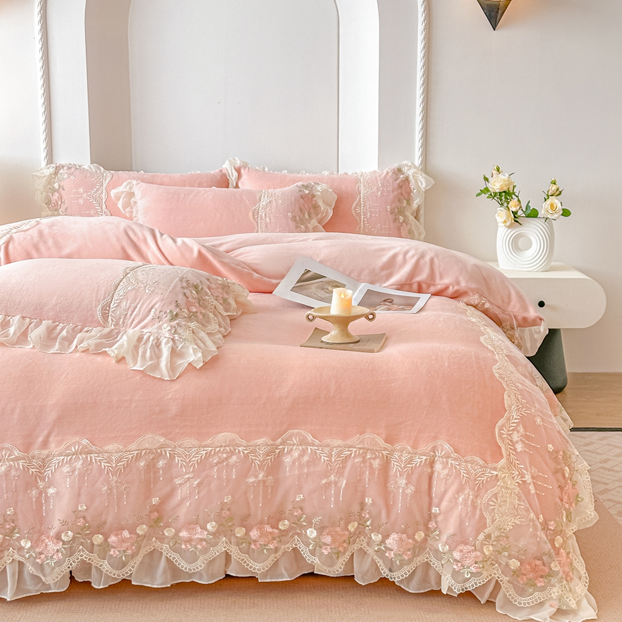 91家纺网 家纺一手货源 找家纺 凯美家居 2025新款A类牛奶绒蕾丝刺绣四件套-锦上添花 锦上添花-粉玉