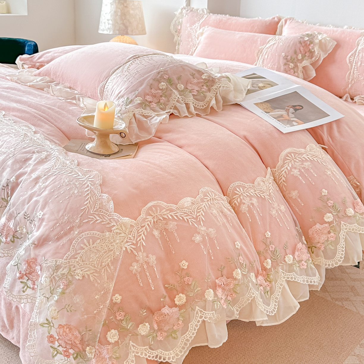 91家纺网 家纺一手货源 找家纺 凯美家居 2025新款A类牛奶绒蕾丝刺绣四件套-锦上添花 锦上添花-粉玉