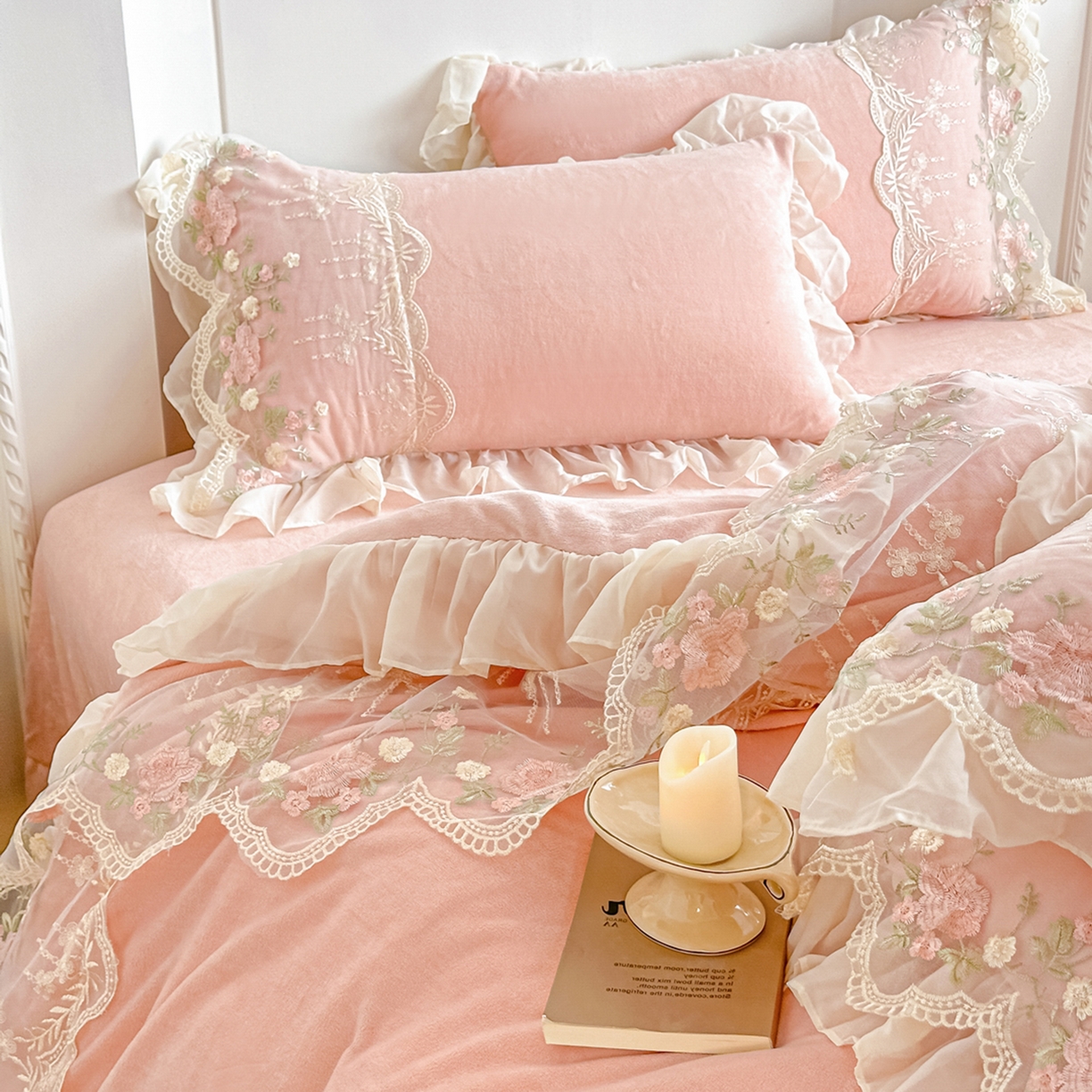 91家纺网 家纺一手货源 找家纺 凯美家居 2025新款A类牛奶绒蕾丝刺绣四件套-锦上添花 锦上添花-粉玉