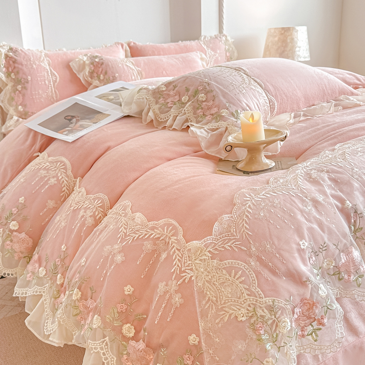 91家纺网 家纺一手货源 找家纺 凯美家居 2025新款A类牛奶绒蕾丝刺绣四件套-锦上添花 锦上添花-粉玉