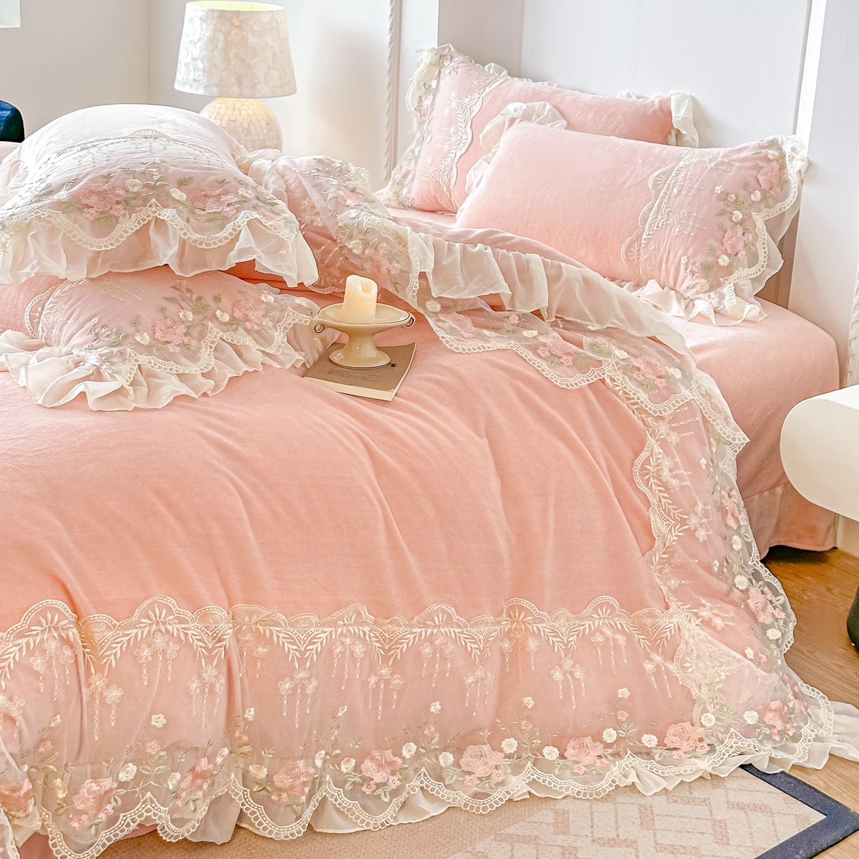 91家纺网 家纺一手货源 找家纺 凯美家居 2025新款A类牛奶绒蕾丝刺绣四件套-锦上添花 锦上添花-粉玉