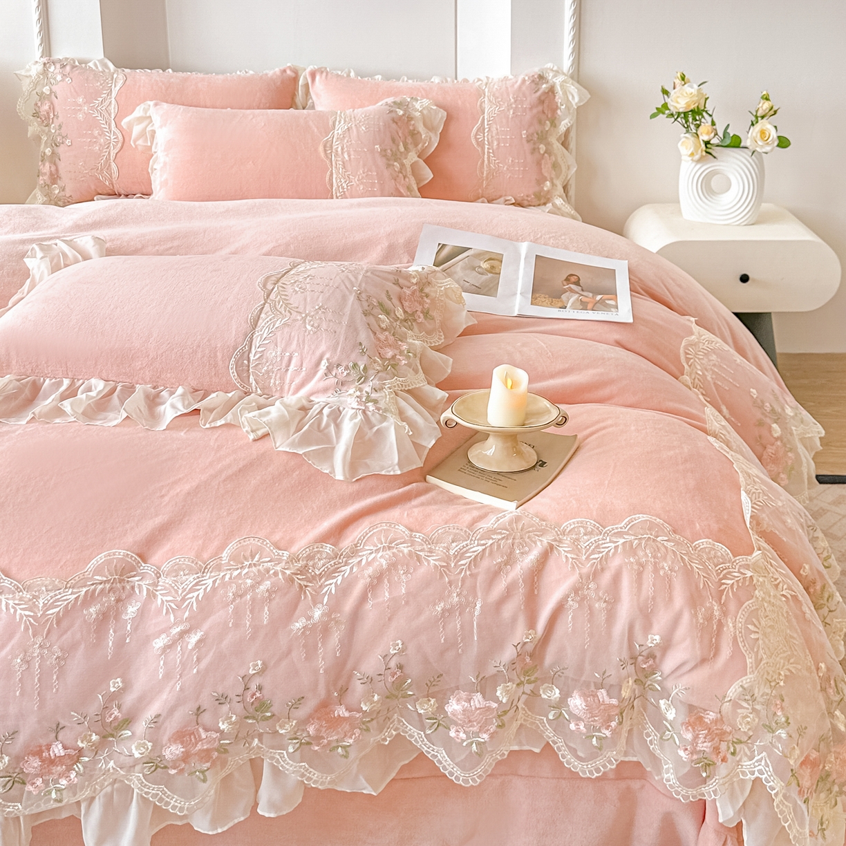 91家纺网 家纺一手货源 找家纺 凯美家居 2025新款A类牛奶绒蕾丝刺绣四件套-锦上添花 锦上添花-粉玉