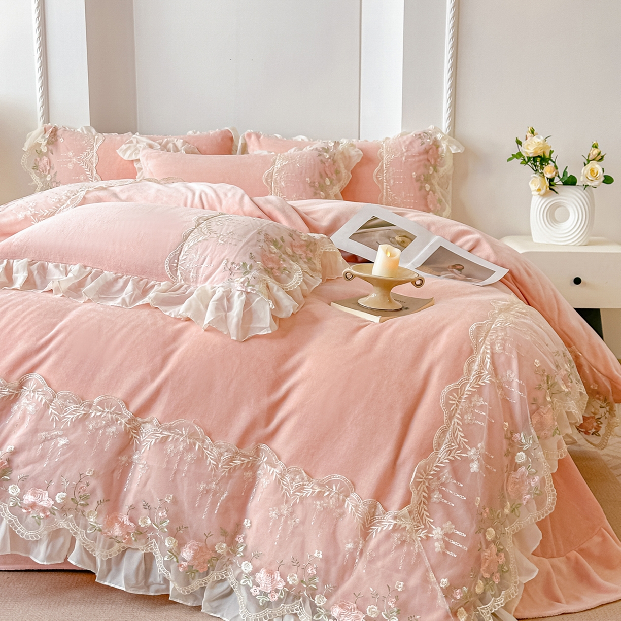 91家纺网 家纺一手货源 找家纺 凯美家居 2025新款A类牛奶绒蕾丝刺绣四件套-锦上添花 锦上添花-粉玉