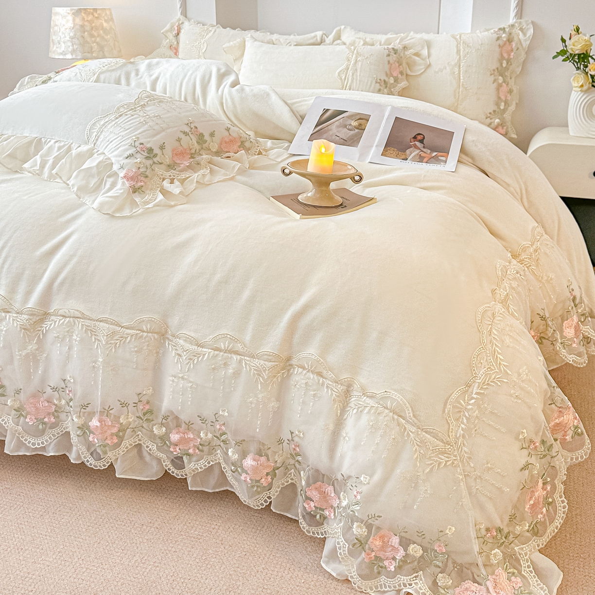 91家纺网 家纺一手货源 找家纺 凯美家居 2025新款A类牛奶绒蕾丝刺绣四件套-锦上添花 锦上添花-奶白