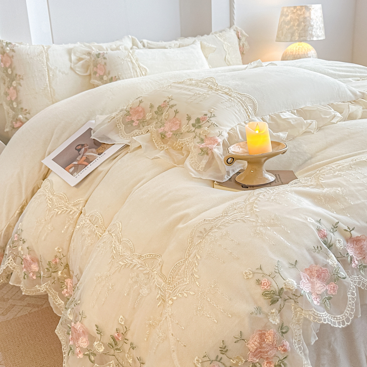 91家纺网 家纺一手货源 找家纺 凯美家居 2025新款A类牛奶绒蕾丝刺绣四件套-锦上添花 锦上添花-奶白