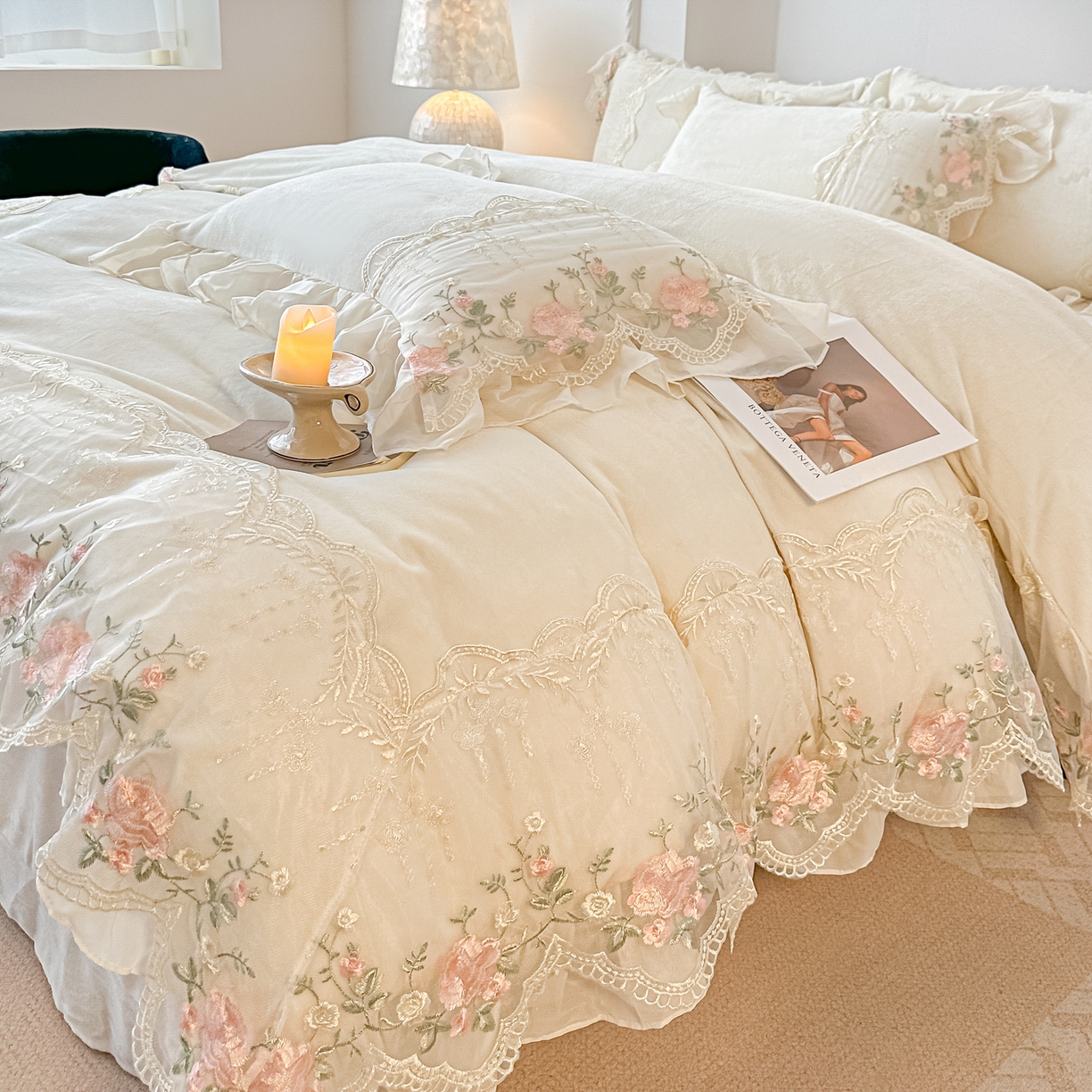 91家纺网 家纺一手货源 找家纺 凯美家居 2025新款A类牛奶绒蕾丝刺绣四件套-锦上添花 锦上添花-奶白