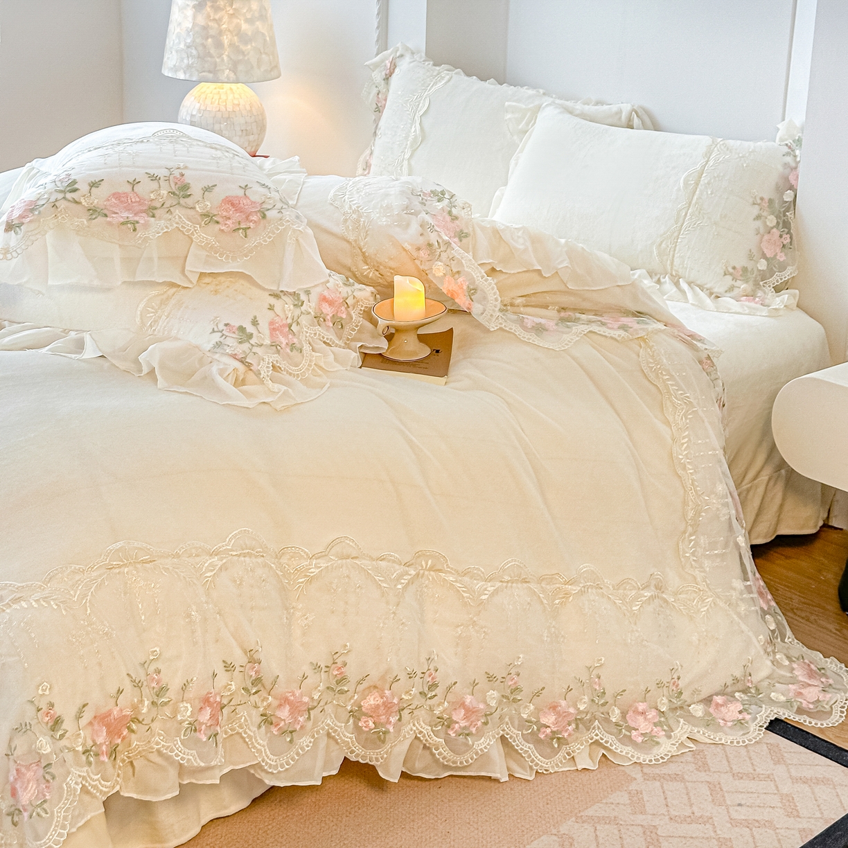 91家纺网 家纺一手货源 找家纺 凯美家居 2025新款A类牛奶绒蕾丝刺绣四件套-锦上添花 锦上添花-奶白