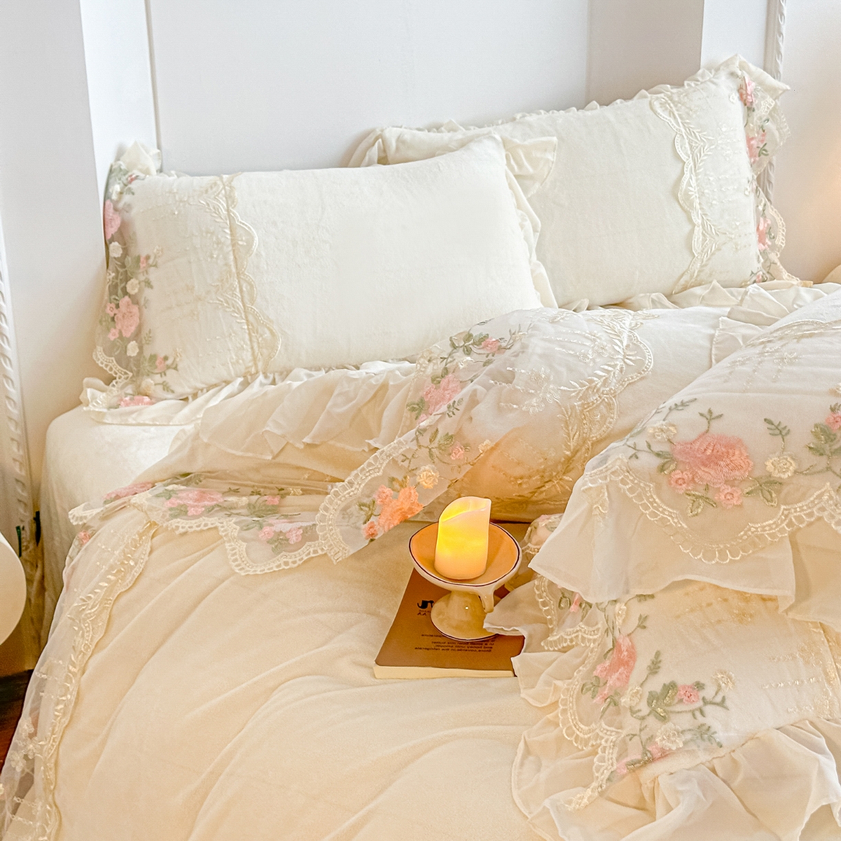 91家纺网 家纺一手货源 找家纺 凯美家居 2025新款A类牛奶绒蕾丝刺绣四件套-锦上添花 锦上添花-奶白