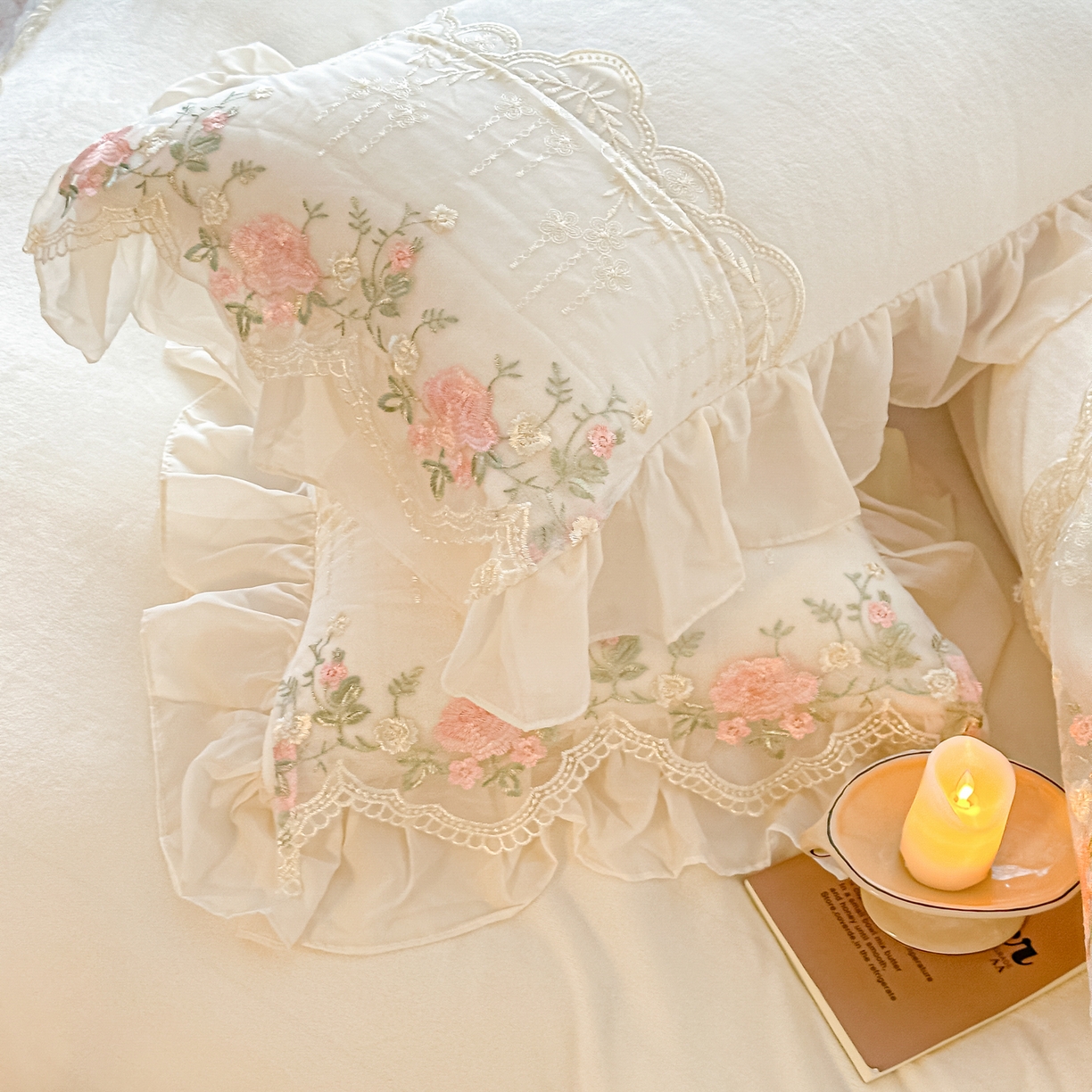 91家纺网 家纺一手货源 找家纺 凯美家居 2025新款A类牛奶绒蕾丝刺绣四件套-锦上添花 锦上添花-奶白