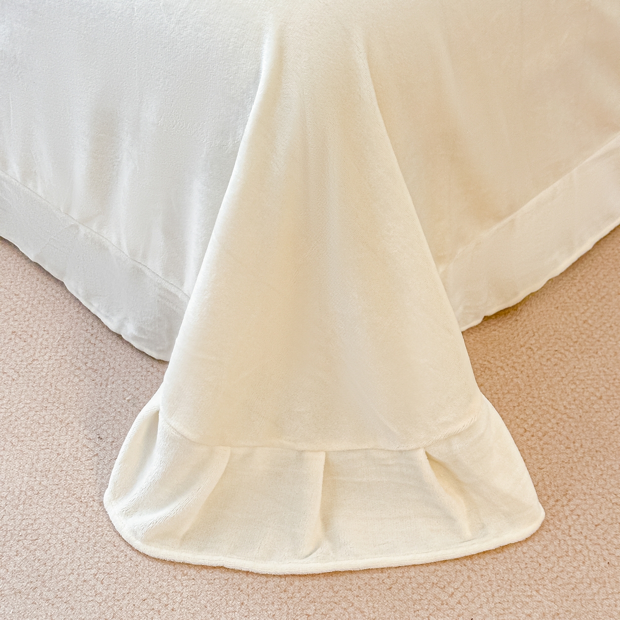 91家纺网 家纺一手货源 找家纺 凯美家居 2025新款A类牛奶绒蕾丝刺绣四件套-锦上添花 锦上添花-奶白