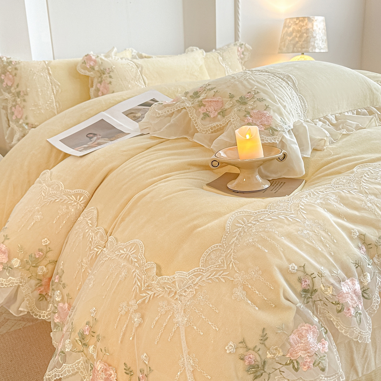 91家纺网 家纺一手货源 找家纺 凯美家居 2025新款A类牛奶绒蕾丝刺绣四件套-锦上添花 锦上添花-浅黄