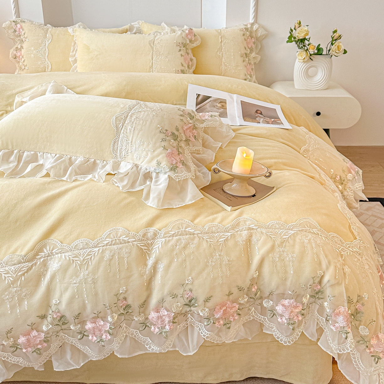 91家纺网 家纺一手货源 找家纺 凯美家居 2025新款A类牛奶绒蕾丝刺绣四件套-锦上添花 锦上添花-浅黄