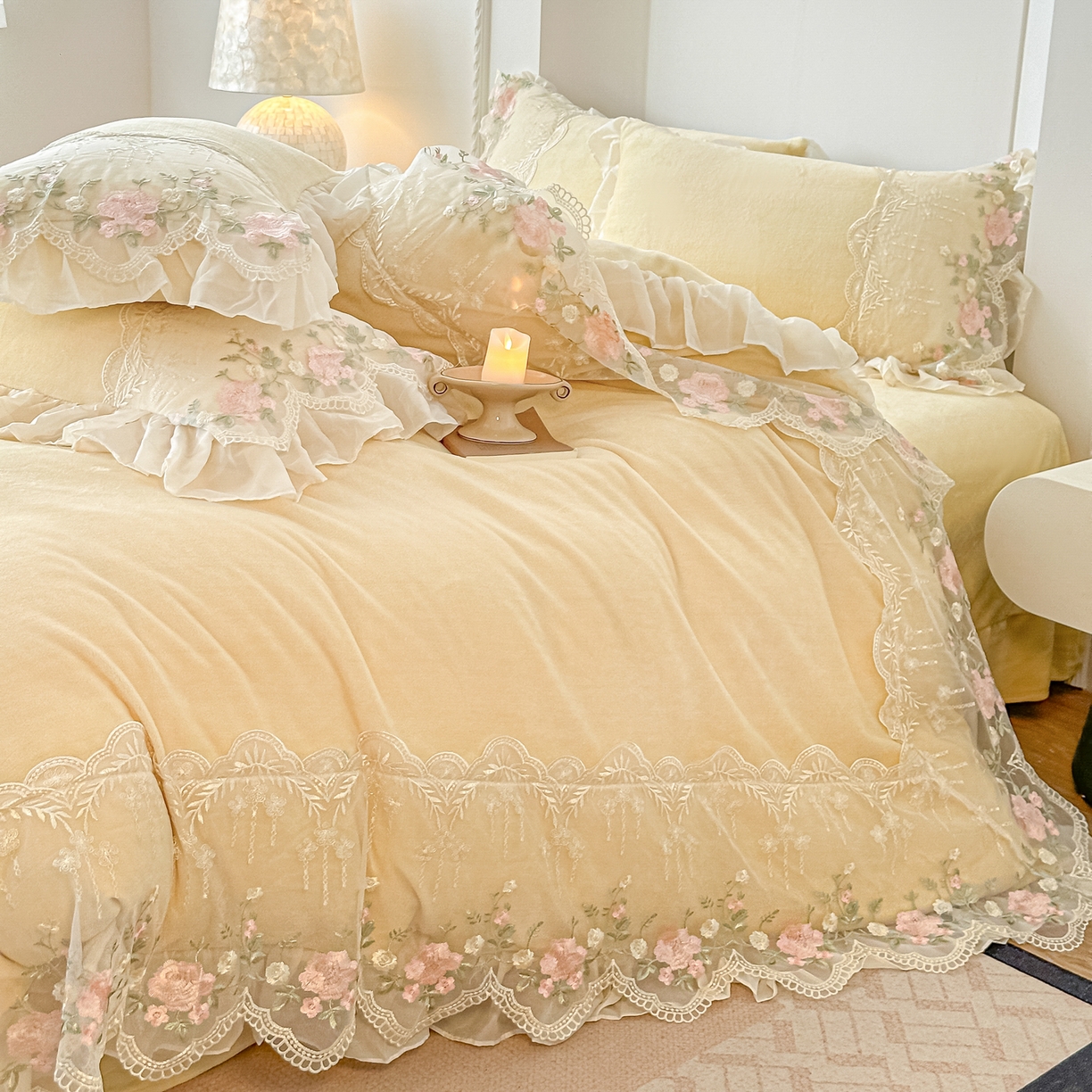 91家纺网 家纺一手货源 找家纺 凯美家居 2025新款A类牛奶绒蕾丝刺绣四件套-锦上添花 锦上添花-浅黄