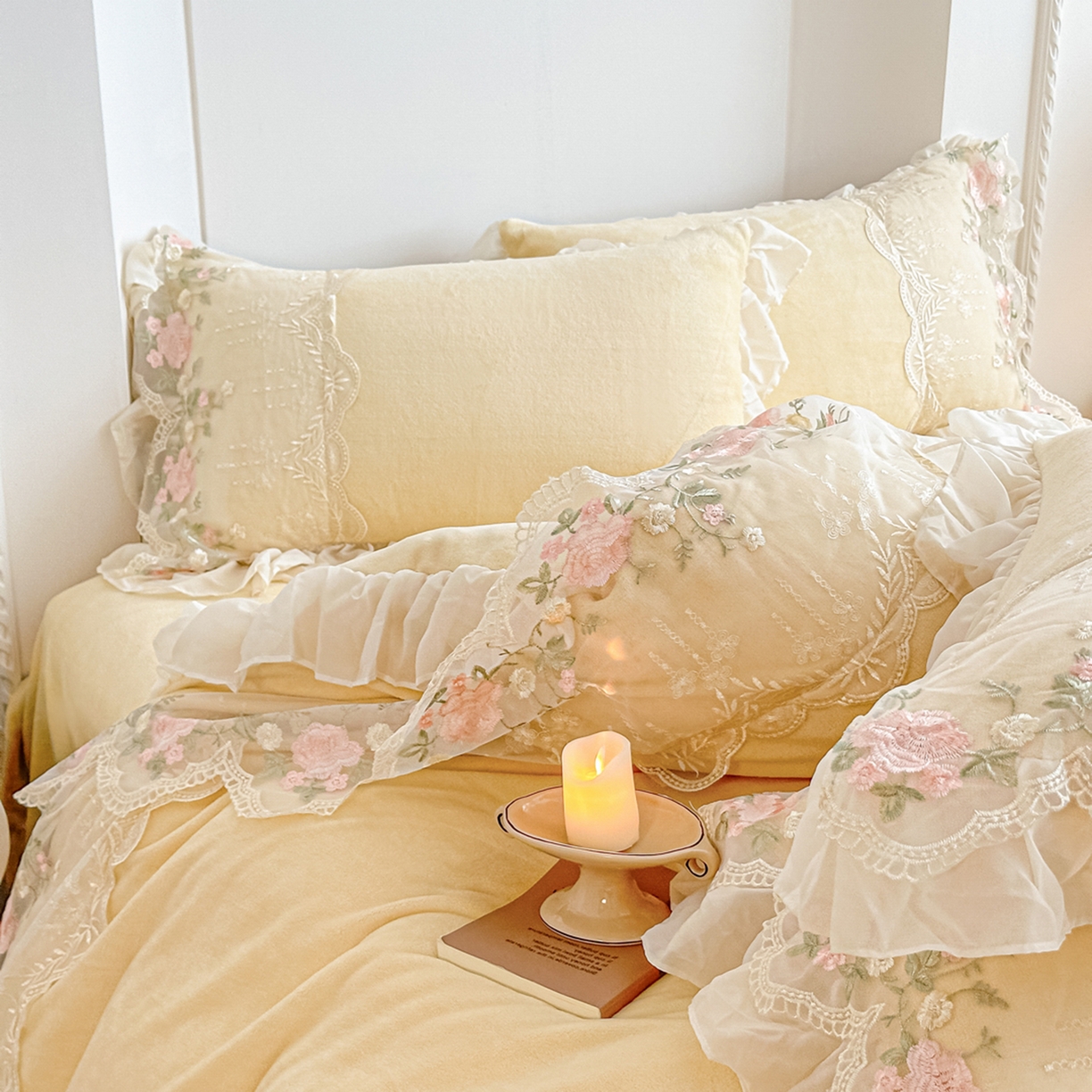 91家纺网 家纺一手货源 找家纺 凯美家居 2025新款A类牛奶绒蕾丝刺绣四件套-锦上添花 锦上添花-浅黄
