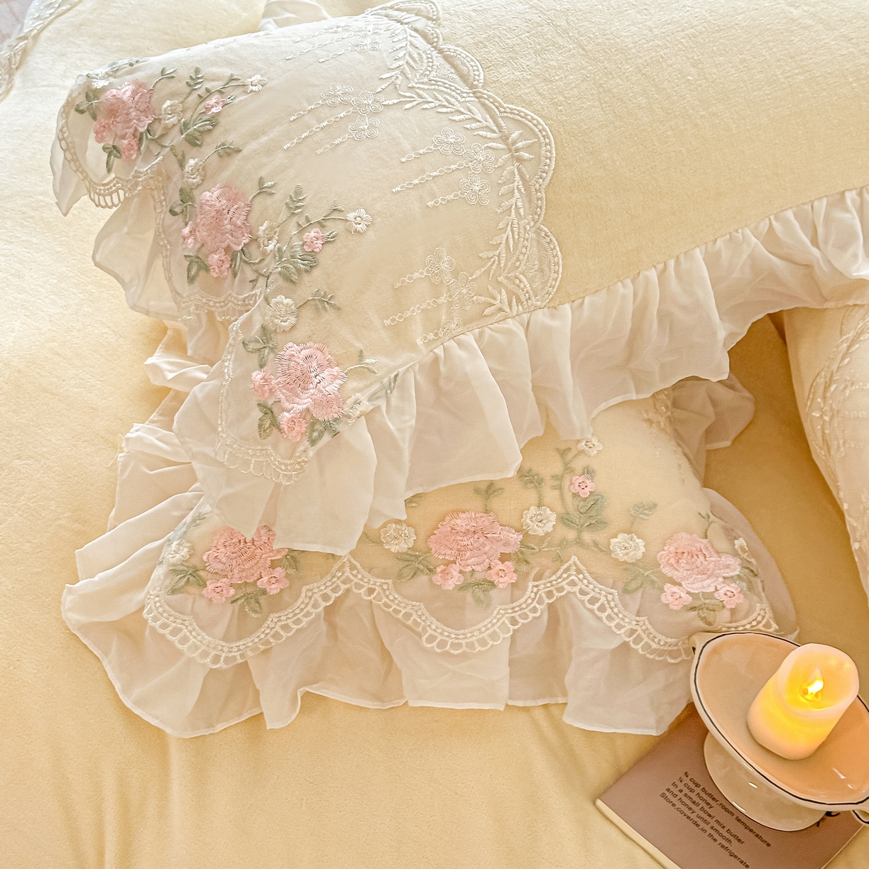 91家纺网 家纺一手货源 找家纺 凯美家居 2025新款A类牛奶绒蕾丝刺绣四件套-锦上添花 锦上添花-浅黄