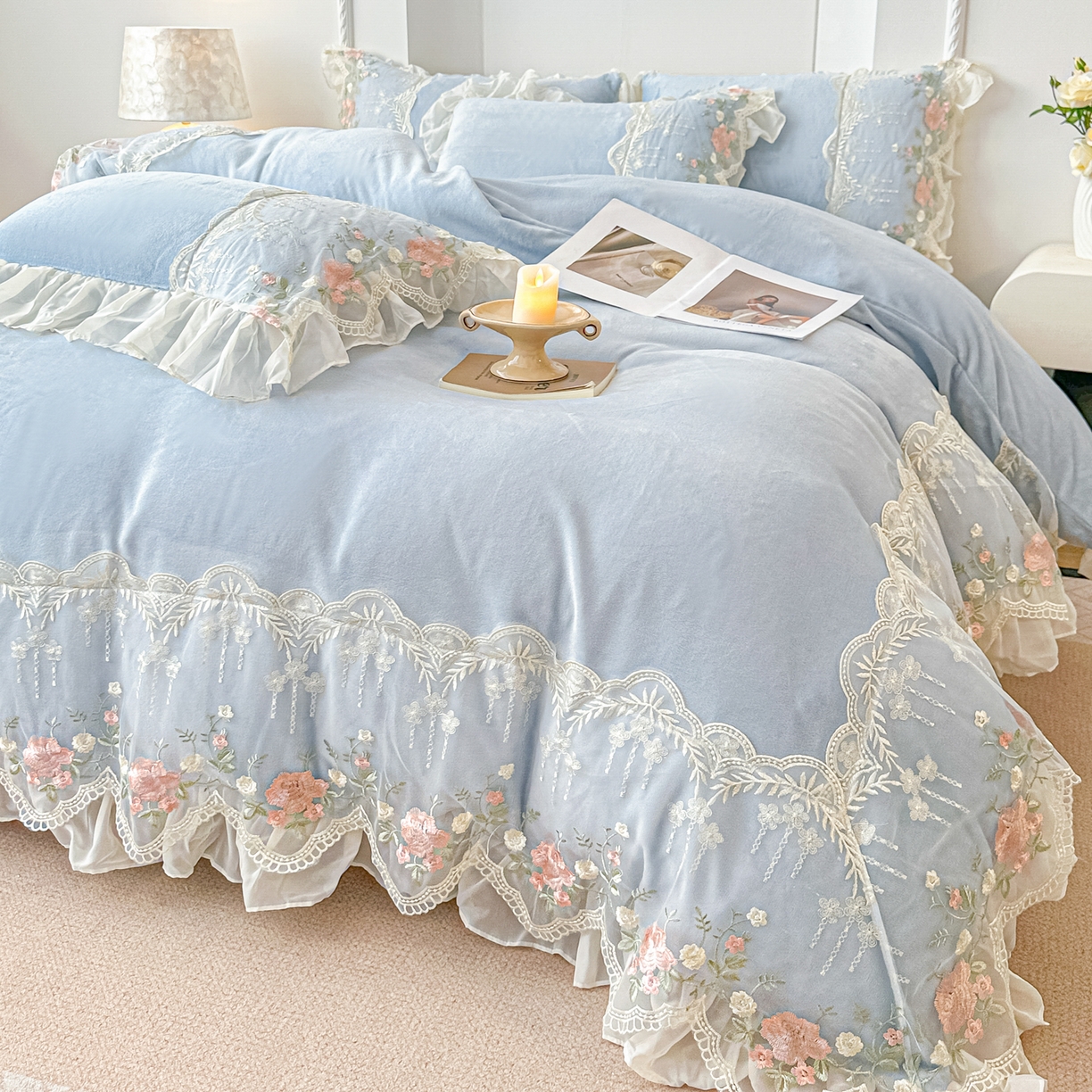 91家纺网 家纺一手货源 找家纺 凯美家居 2025新款A类牛奶绒蕾丝刺绣四件套-锦上添花 锦上添花-浅蓝