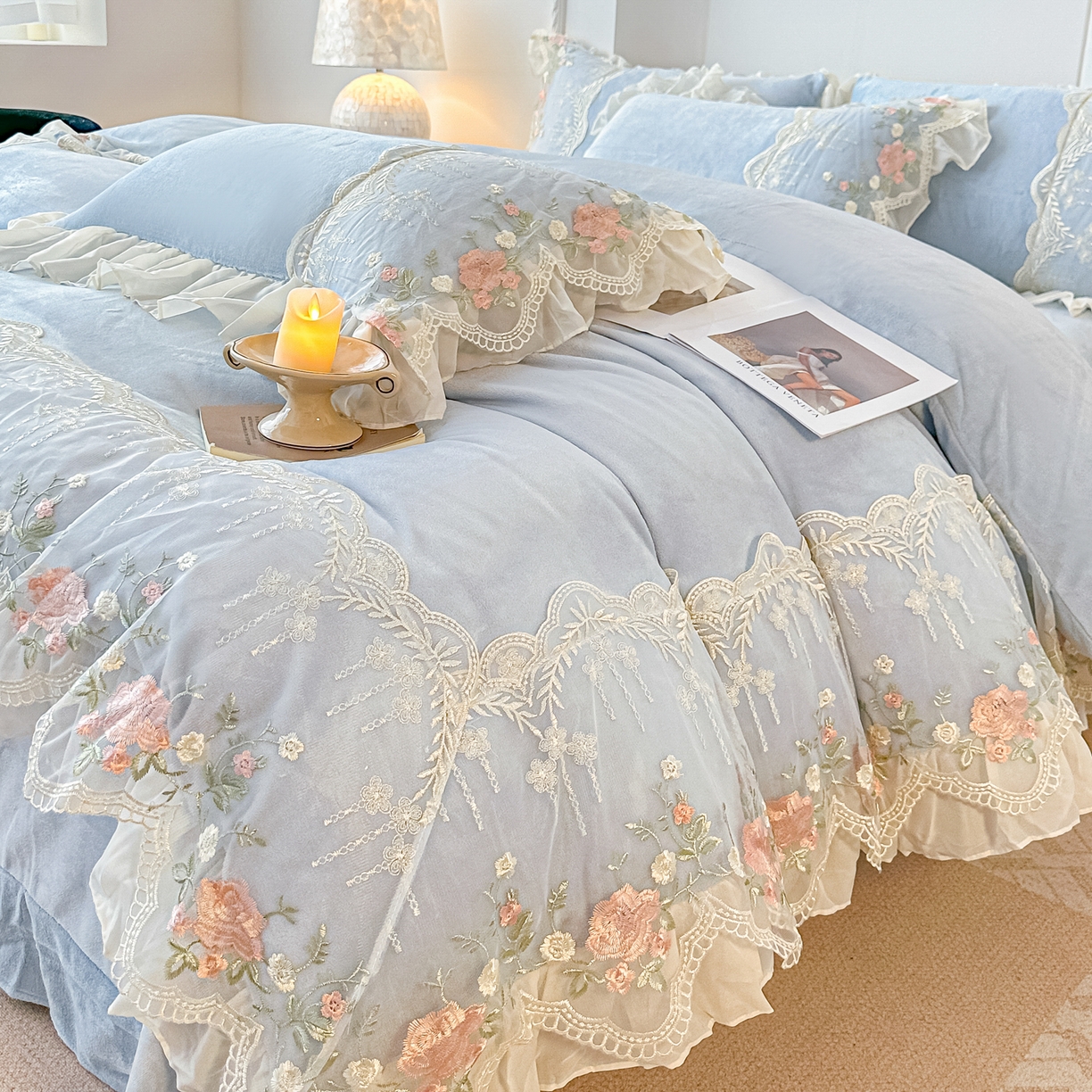 91家纺网 家纺一手货源 找家纺 凯美家居 2025新款A类牛奶绒蕾丝刺绣四件套-锦上添花 锦上添花-浅蓝