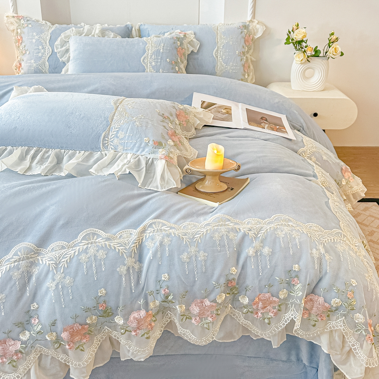 91家纺网 家纺一手货源 找家纺 凯美家居 2025新款A类牛奶绒蕾丝刺绣四件套-锦上添花 锦上添花-浅蓝