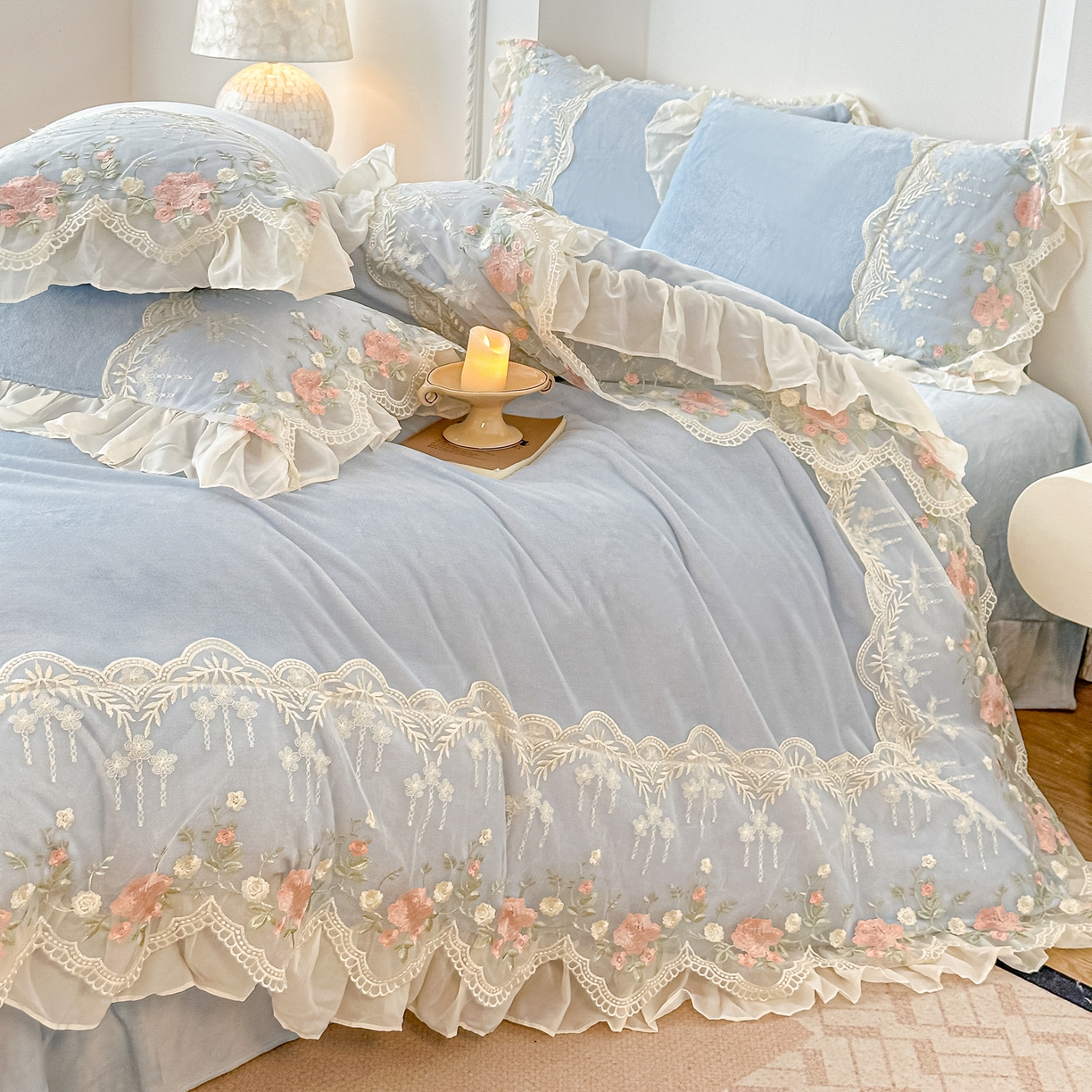 91家纺网 家纺一手货源 找家纺 凯美家居 2025新款A类牛奶绒蕾丝刺绣四件套-锦上添花 锦上添花-浅蓝