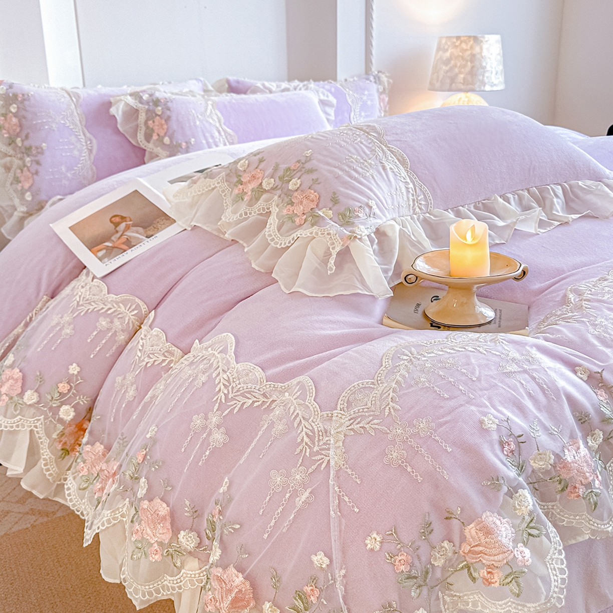 91家纺网 家纺一手货源 找家纺 凯美家居 2025新款A类牛奶绒蕾丝刺绣四件套-锦上添花 锦上添花-浅紫