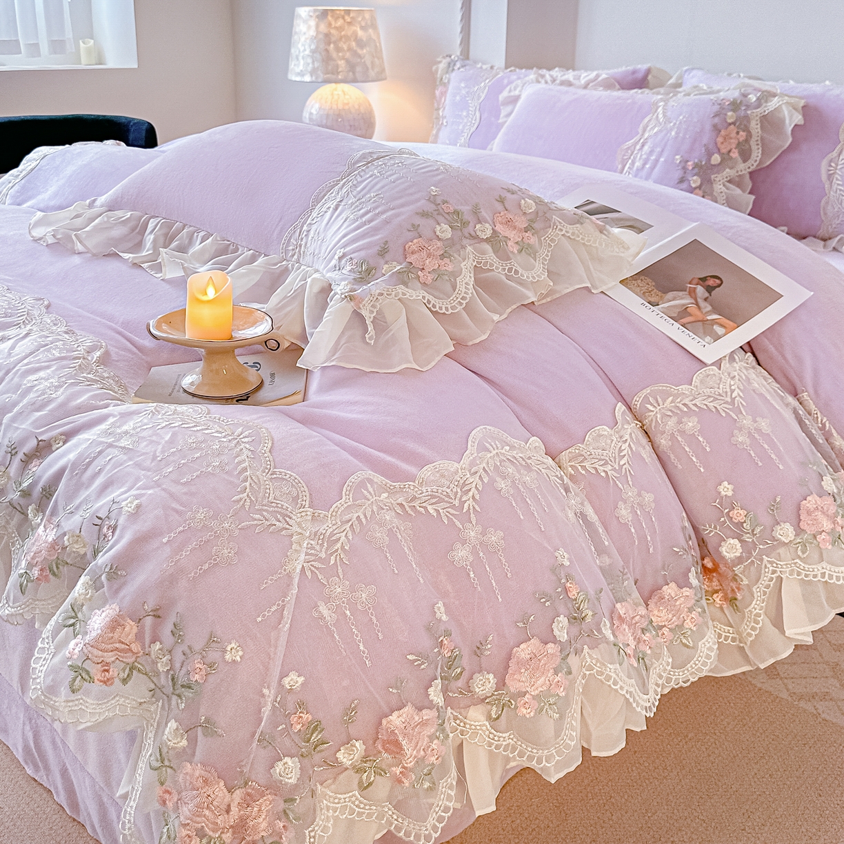 91家纺网 家纺一手货源 找家纺 凯美家居 2025新款A类牛奶绒蕾丝刺绣四件套-锦上添花 锦上添花-浅紫