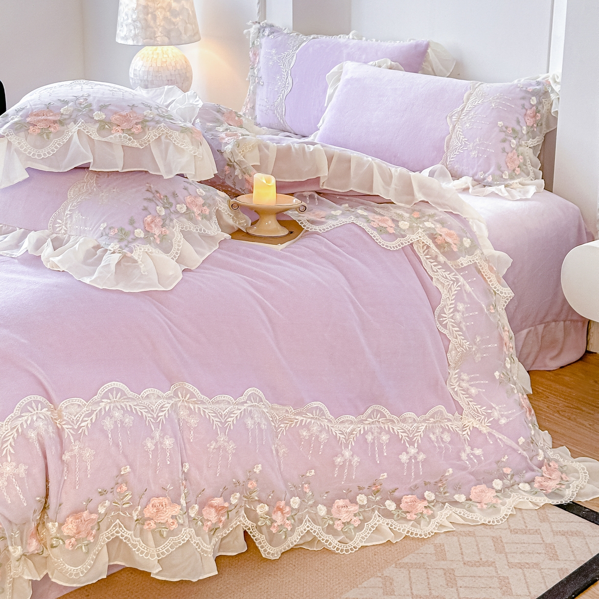 91家纺网 家纺一手货源 找家纺 凯美家居 2025新款A类牛奶绒蕾丝刺绣四件套-锦上添花 锦上添花-浅紫