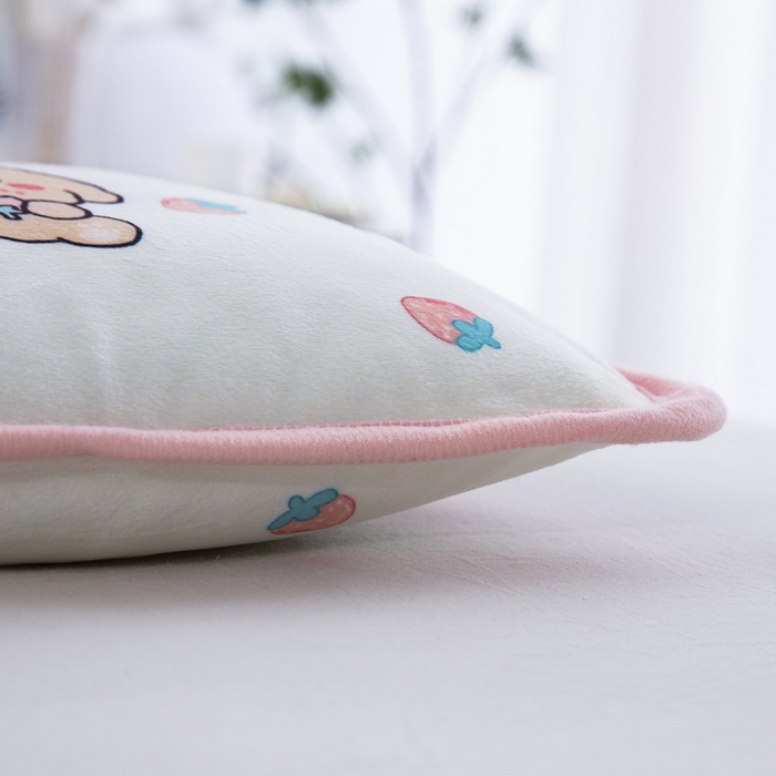 91家纺网 家纺一手货源 找家纺 大黄蜂家居家纺 2025新款秋冬水晶绒儿童包边定位枕套枕头枕芯 草莓女孩