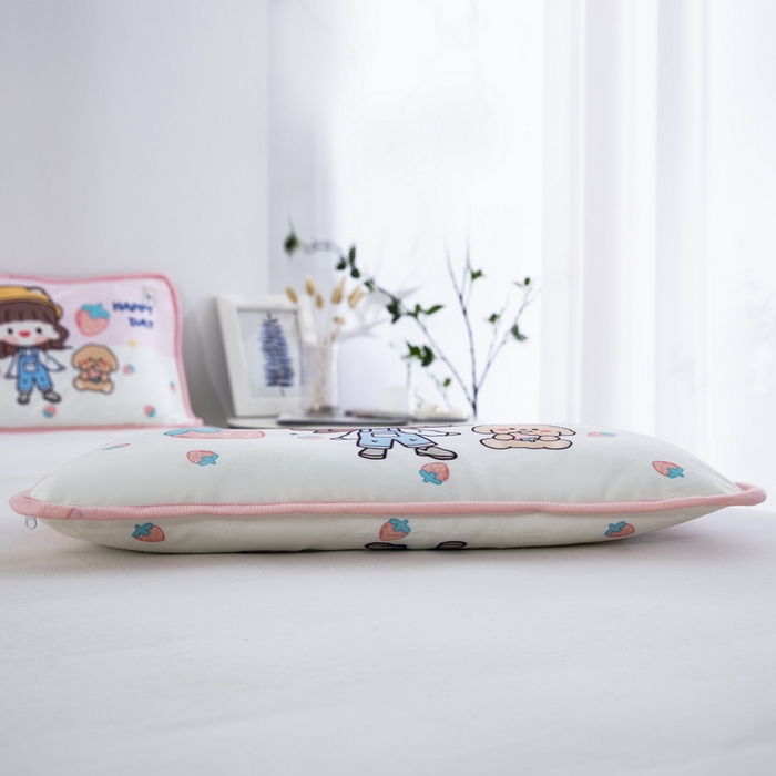 91家纺网 家纺一手货源 找家纺 大黄蜂家居家纺 2025新款秋冬水晶绒儿童包边定位枕套枕头枕芯 草莓女孩