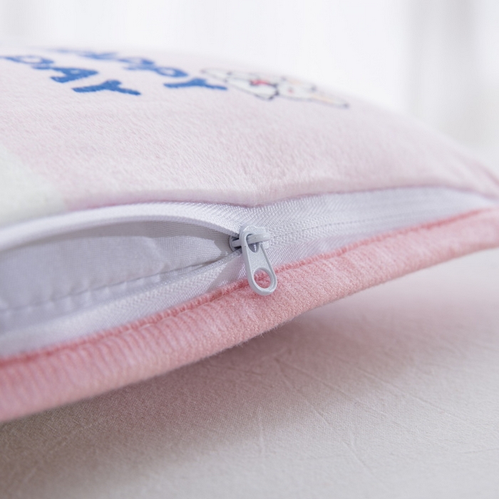 91家纺网 家纺一手货源 找家纺 大黄蜂家居家纺 2025新款秋冬水晶绒儿童包边定位枕套枕头枕芯 草莓女孩