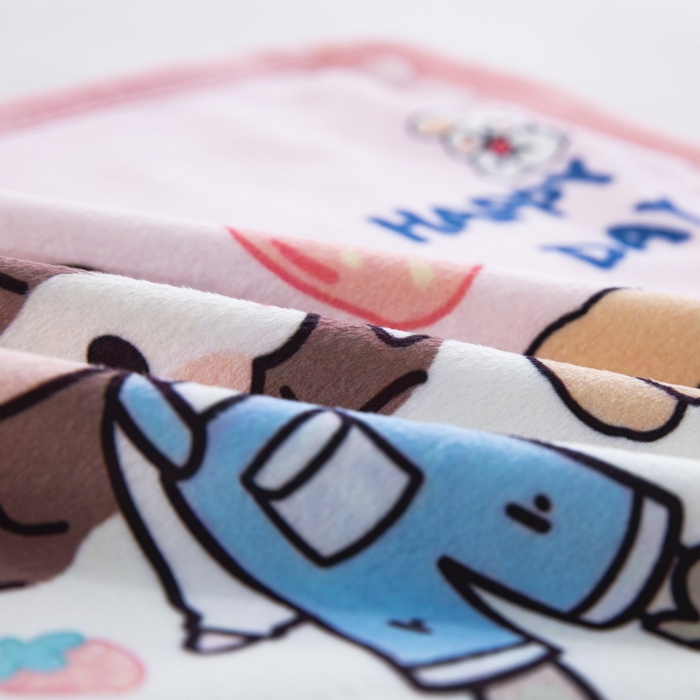 91家纺网 家纺一手货源 找家纺 大黄蜂家居家纺 2025新款秋冬水晶绒儿童包边定位枕套枕头枕芯 草莓女孩