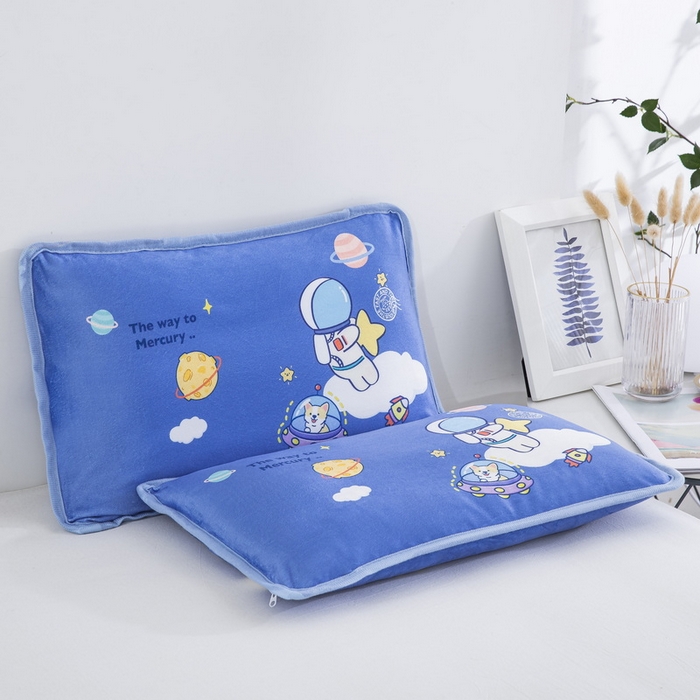 91家纺网 家纺一手货源 找家纺 大黄蜂家居家纺 2025新款秋冬水晶绒儿童包边定位枕套枕头枕芯 太空旅行