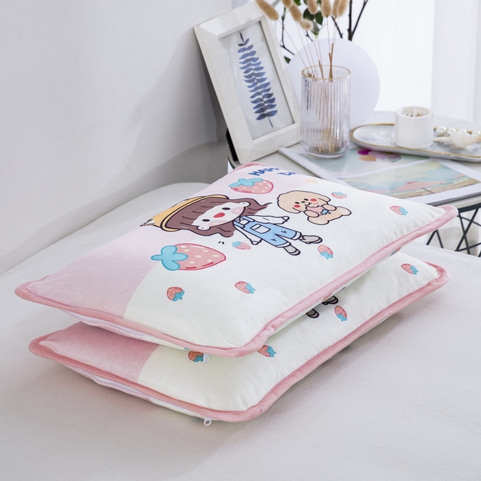 91家纺网 家纺一手货源 找家纺 大黄蜂家居家纺 2025新款秋冬水晶绒儿童包边定位枕套枕头枕芯 草莓女孩