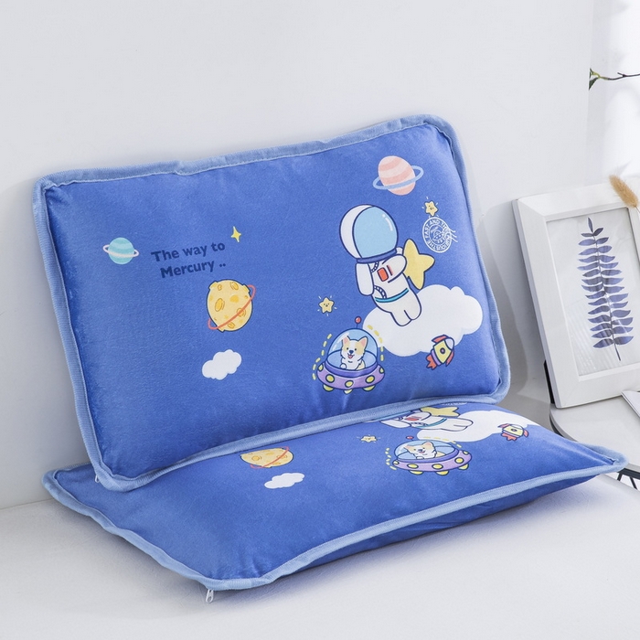 91家纺网 家纺一手货源 找家纺 大黄蜂家居家纺 2025新款秋冬水晶绒儿童包边定位枕套枕头枕芯 太空旅行