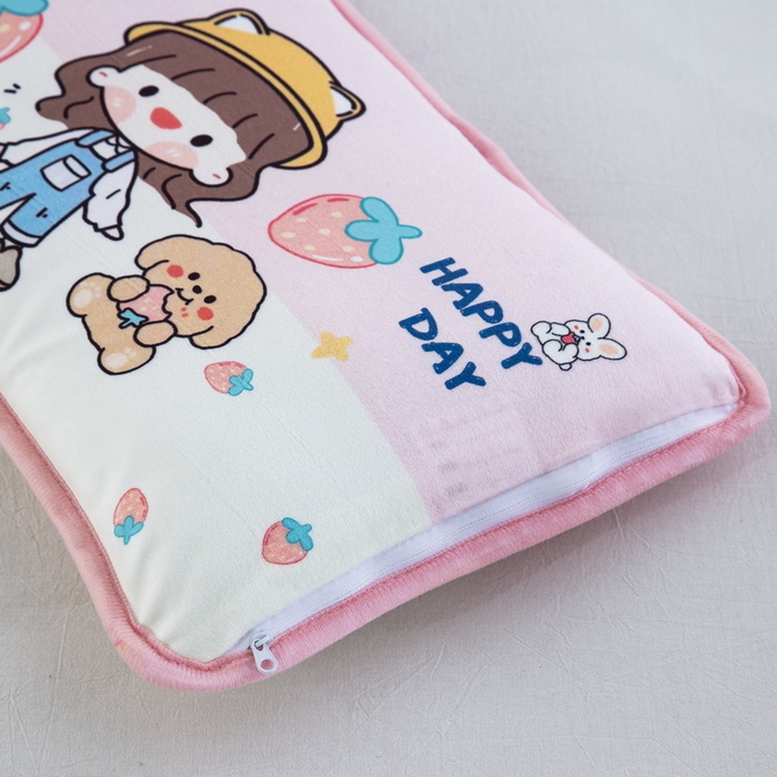 91家纺网 家纺一手货源 找家纺 大黄蜂家居家纺 2025新款秋冬水晶绒儿童包边定位枕套枕头枕芯 草莓女孩