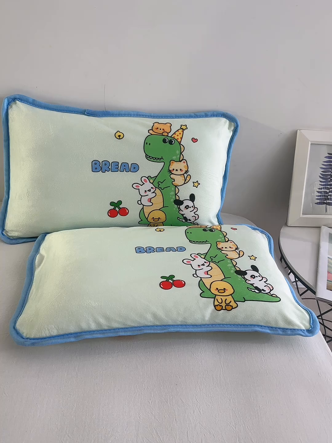 91家纺网 家纺一手货源 找家纺 大黄蜂家居家纺 2025新款秋冬水晶绒儿童包边定位枕套枕头枕芯 小恐龙