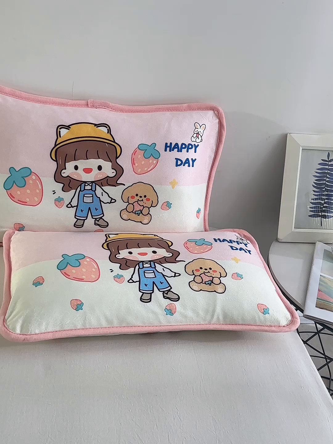 91家纺网 家纺一手货源 找家纺 大黄蜂家居家纺 2025新款秋冬水晶绒儿童包边定位枕套枕头枕芯 草莓女孩