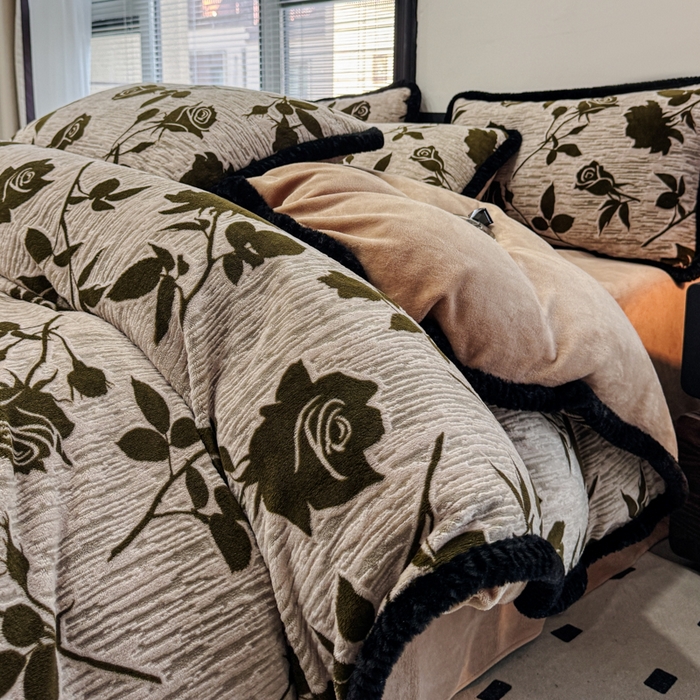 91家纺网 家纺一手货源 找家纺 诺梵家纺 2025新款兔毛绒包边 雕花绒四件套 花魅-咖