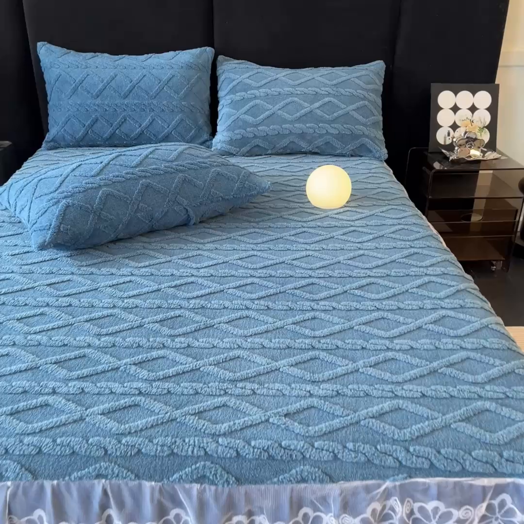 91家纺网 家纺一手货源 找家纺 米瑞娜  2025新款塔芙绒雕花蕾丝床裙跨境外贸 宝蓝