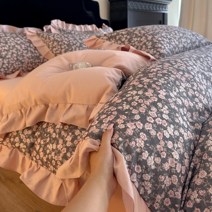 91家纺网 家纺一手货源 找家纺 慕晨 2025新款秋冬全棉纯棉加厚磨毛法式花边数码印简奢高级公主风四件套直播热卖 浪漫人生 粉