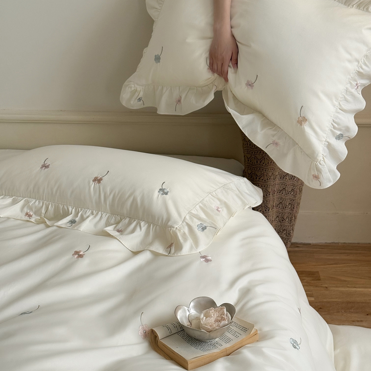 91家纺网 家纺一手货源 找家纺 （总）鹿班家居 2025新款秋冬款100S全棉磨毛精密刺绣系列四件套-暖阳轻语（标准会员-20元）