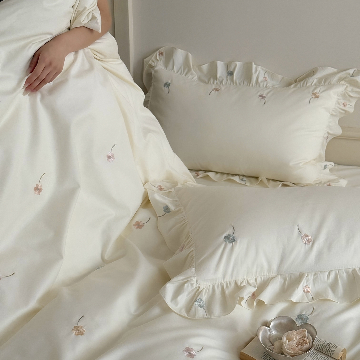 91家纺网 家纺一手货源 找家纺 （总）鹿班家居 2025新款秋冬款100S全棉磨毛精密刺绣系列四件套-暖阳轻语（标准会员-20元）