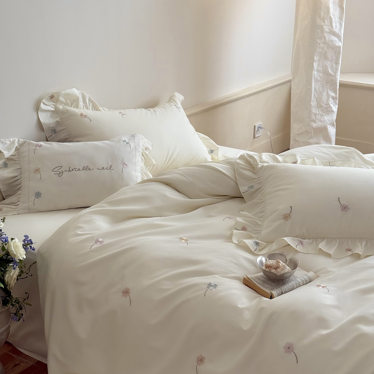 91家纺网 家纺一手货源 找家纺 （总）鹿班家居 2025新款秋冬款100S全棉磨毛精密刺绣系列四件套-暖阳轻语（标准会员-20元）