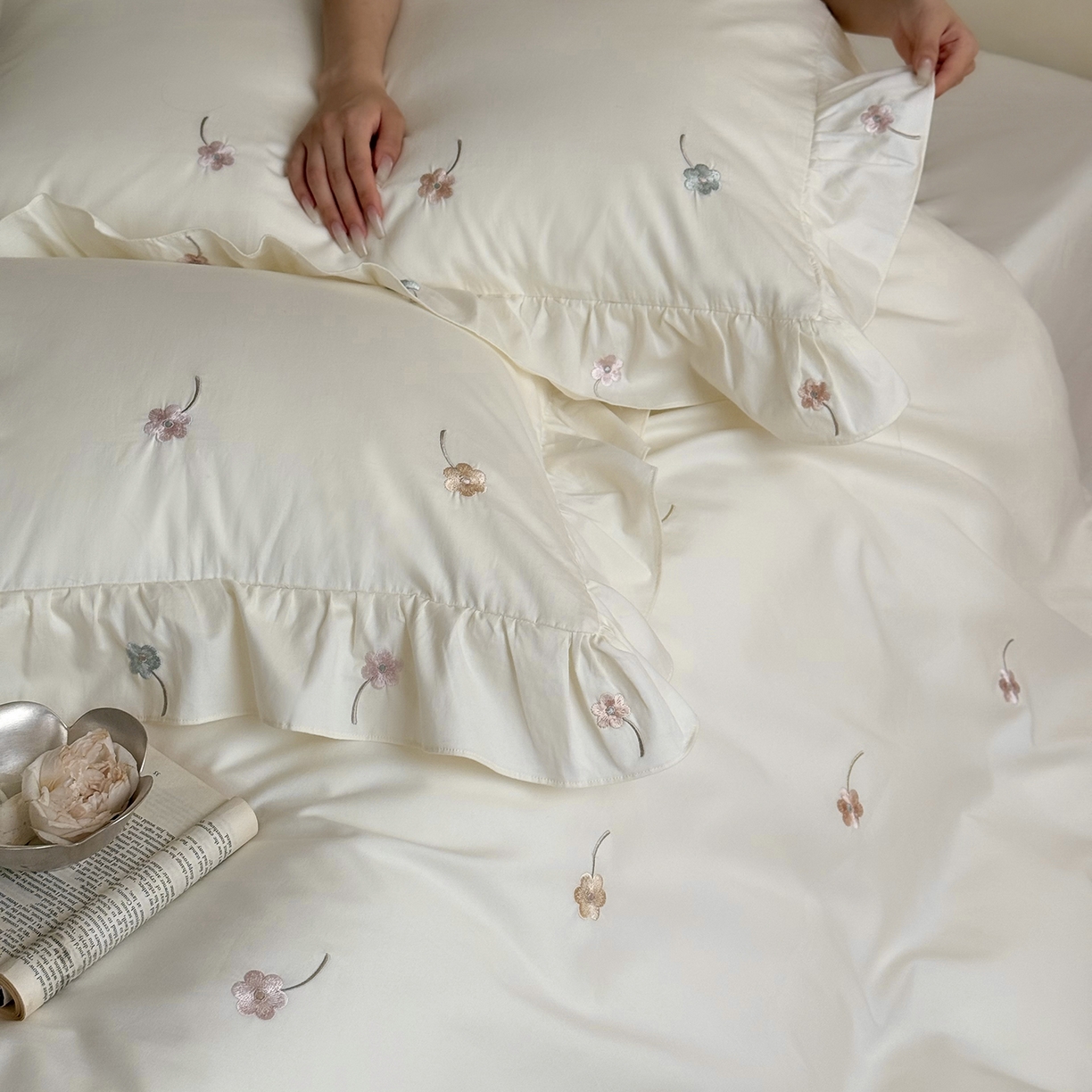 91家纺网 家纺一手货源 找家纺 鹿班家居 2025新款秋冬款100S全棉磨毛精密刺绣系列四件套-暖阳轻语（标准会员-20元） 白色