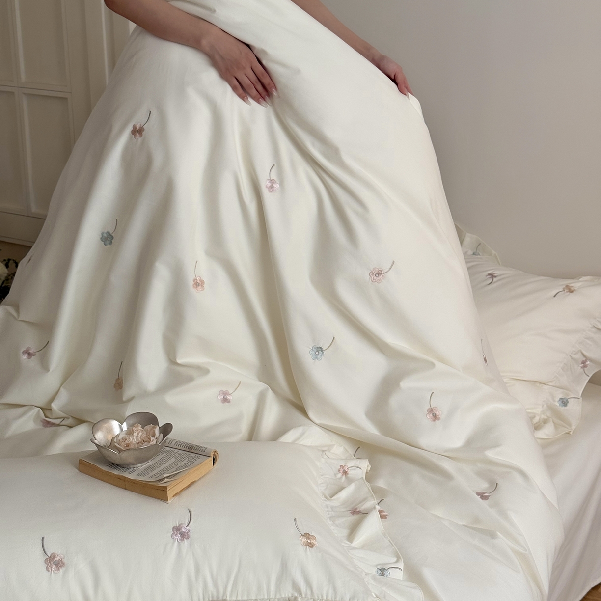 91家纺网 家纺一手货源 找家纺 鹿班家居 2025新款秋冬款100S全棉磨毛精密刺绣系列四件套-暖阳轻语（标准会员-20元） 白色