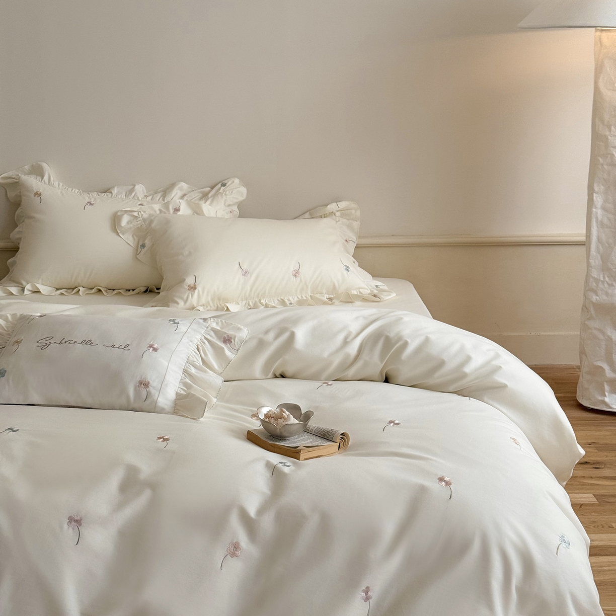 91家纺网 家纺一手货源 找家纺 鹿班家居 2025新款秋冬款100S全棉磨毛精密刺绣系列四件套-暖阳轻语（标准会员-20元） 白色