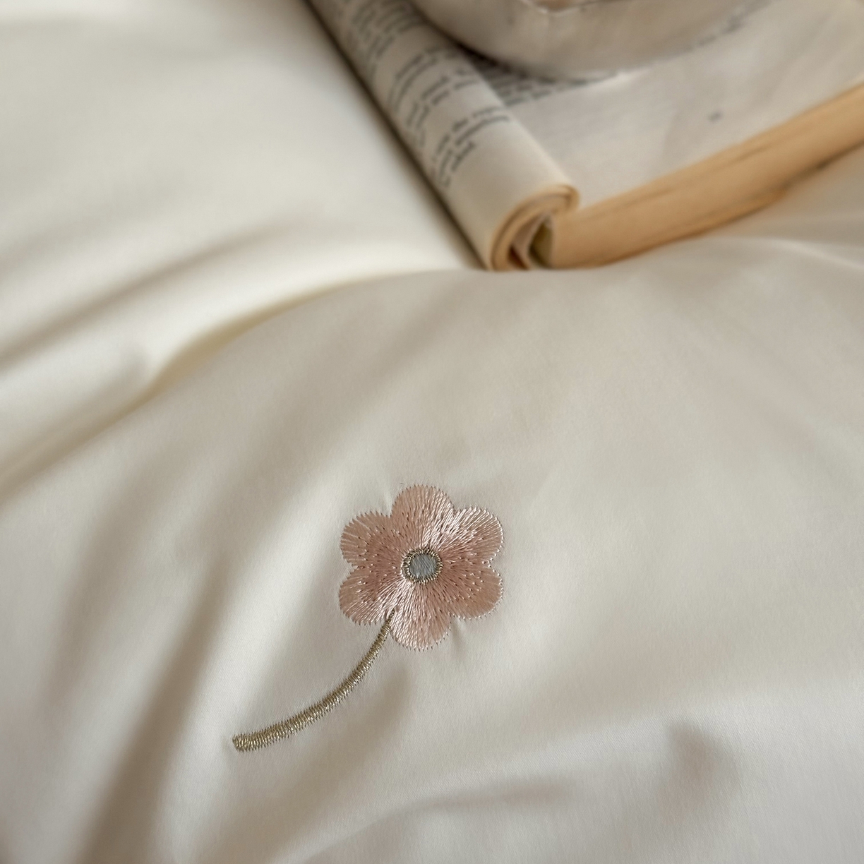 91家纺网 家纺一手货源 找家纺 鹿班家居 2025新款秋冬款100S全棉磨毛精密刺绣系列四件套-暖阳轻语（标准会员-20元） 白色