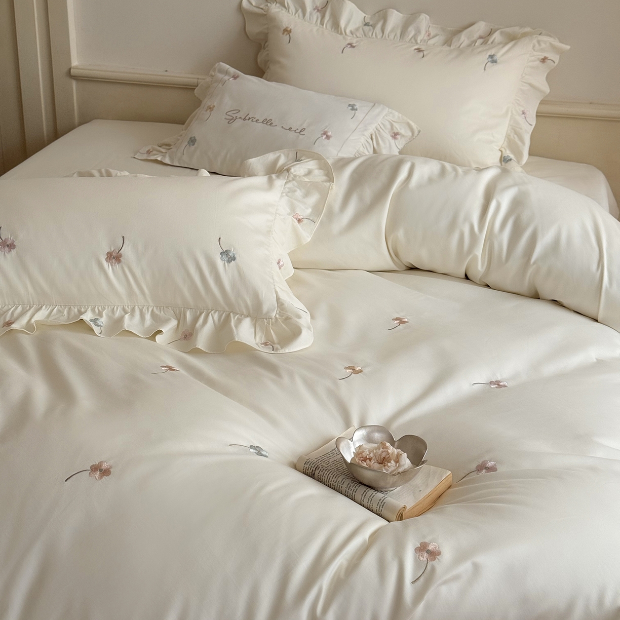 91家纺网 家纺一手货源 找家纺 鹿班家居 2025新款秋冬款100S全棉磨毛精密刺绣系列四件套-暖阳轻语（标准会员-20元） 白色