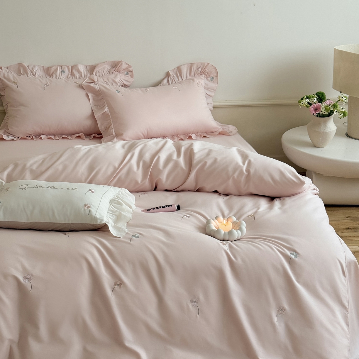 91家纺网 家纺一手货源 找家纺 鹿班家居 2025新款秋冬款100S全棉磨毛精密刺绣系列四件套-暖阳轻语（标准会员-20元） 粉色